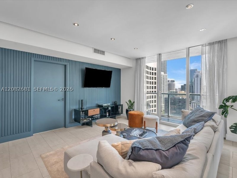 55 SE 6th St #2902, Miami FL 33131