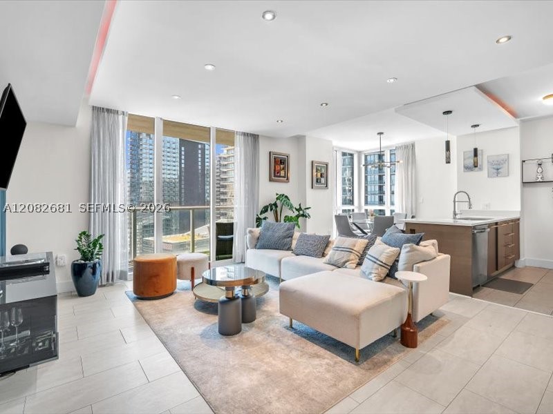 55 SE 6th St #2902, Miami FL 33131