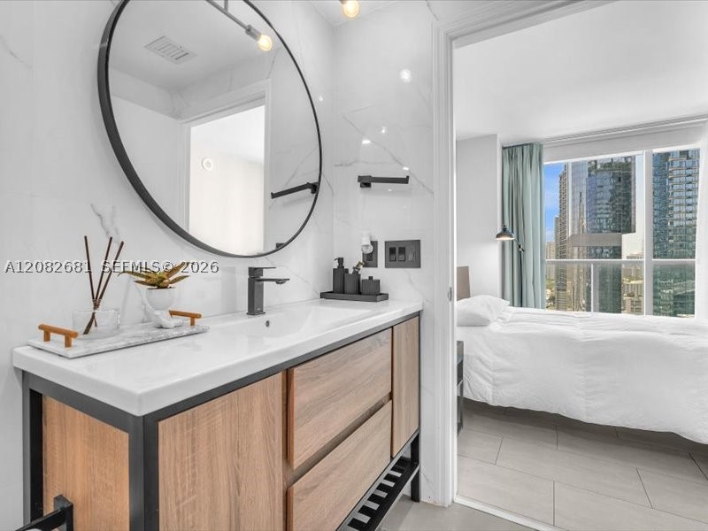 55 SE 6th St #2902, Miami FL 33131