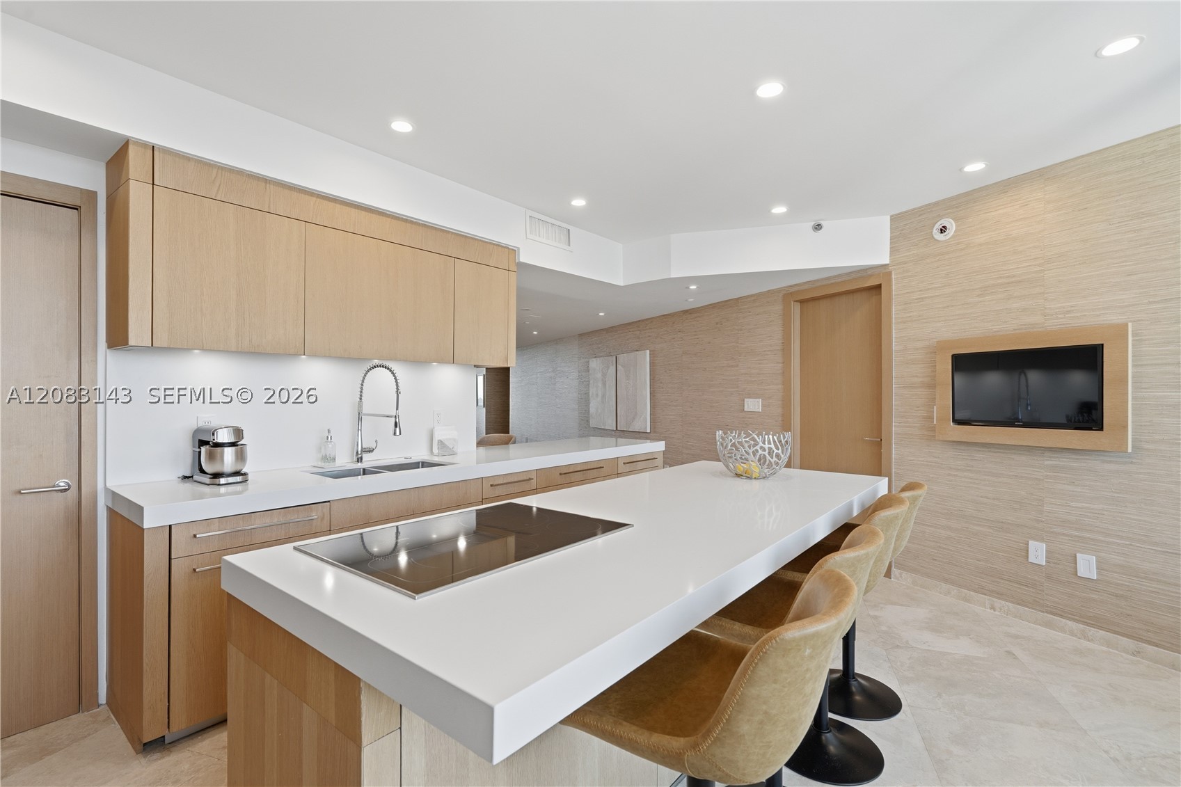 1000 S Pointe Dr #2202, Miami Beach FL 33139
