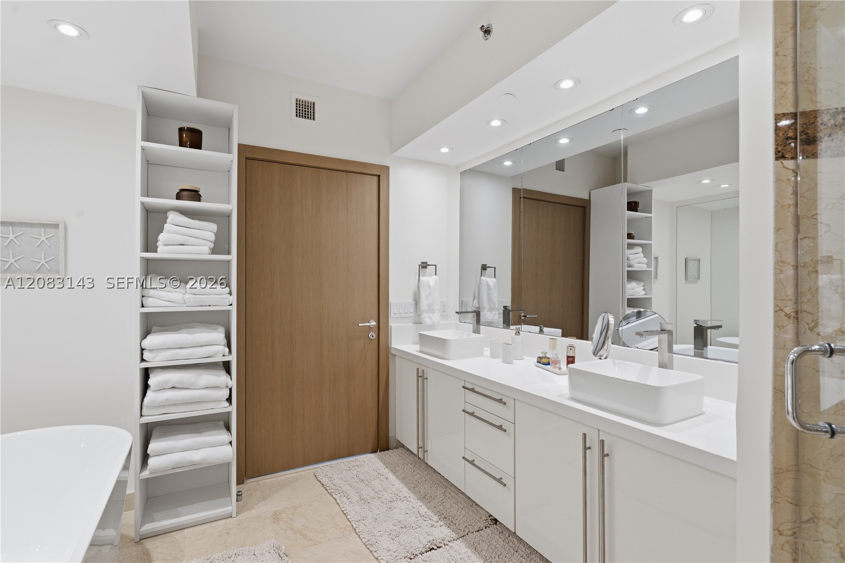 1000 S Pointe Dr #2202, Miami Beach FL 33139