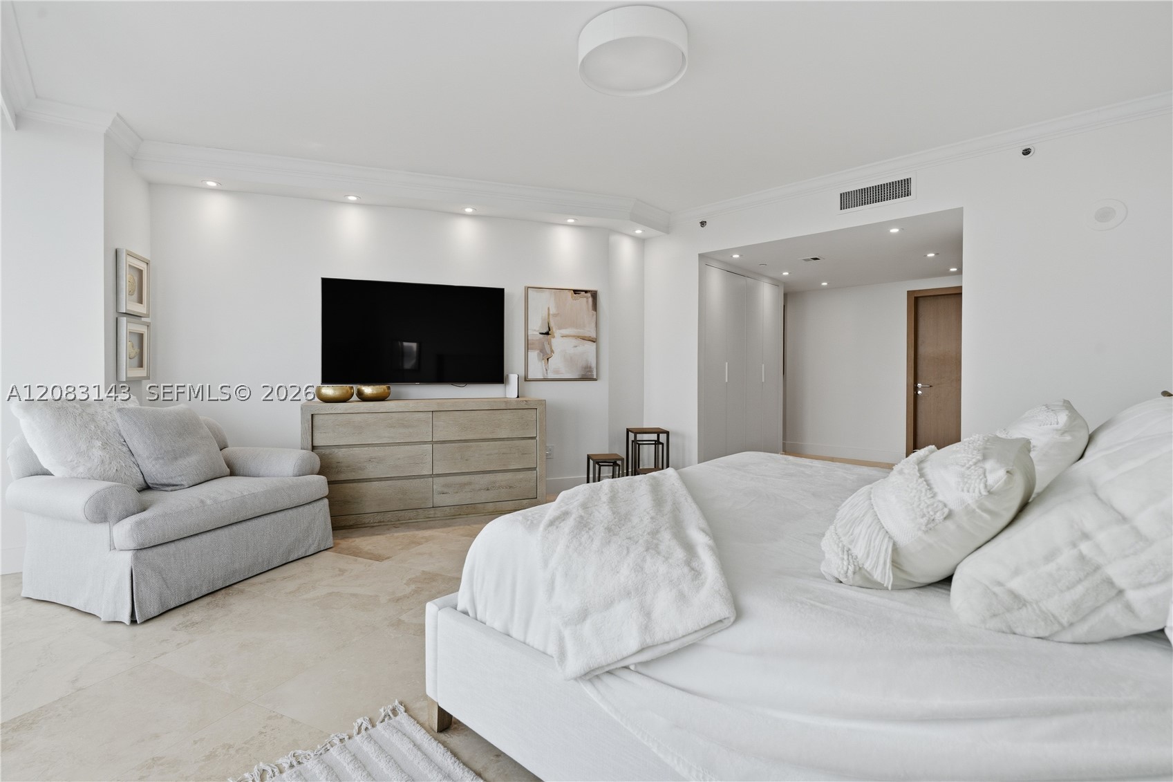 1000 S Pointe Dr #2202, Miami Beach FL 33139