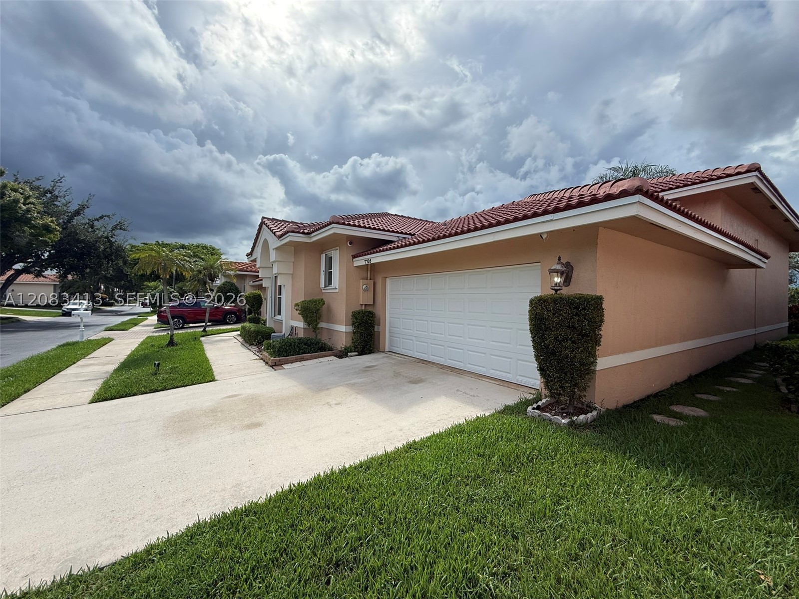 7705 Highlands Cir, Margate FL 33063