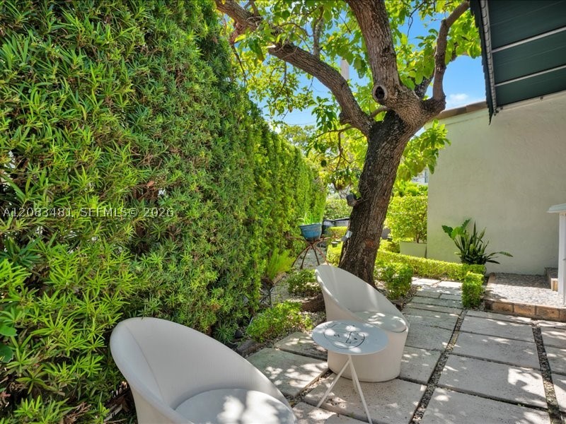 1150 N Biscayne Point Rd, Miami Beach FL 33141