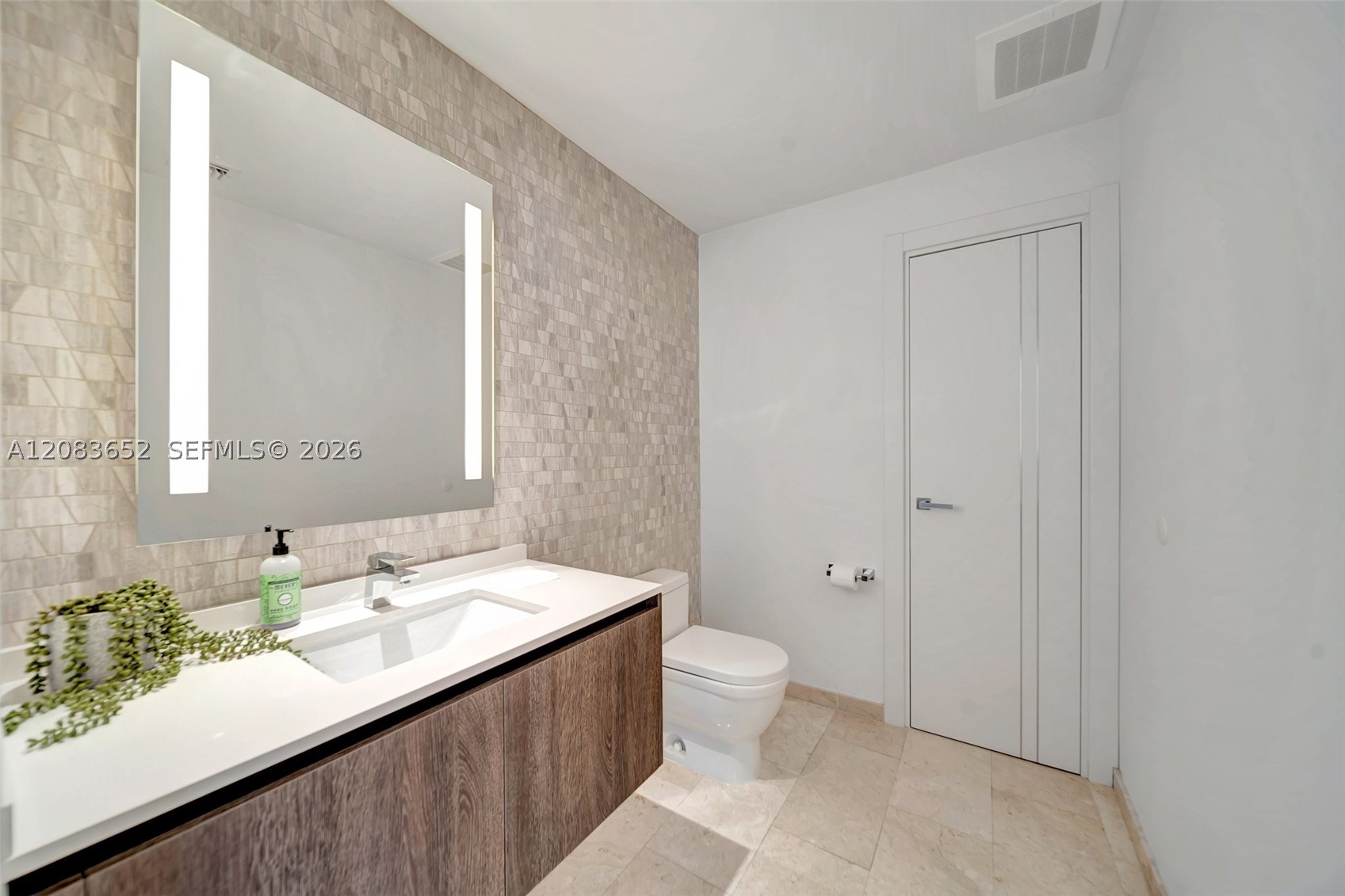 88 SW 7th St #3203, Miami FL 33130
