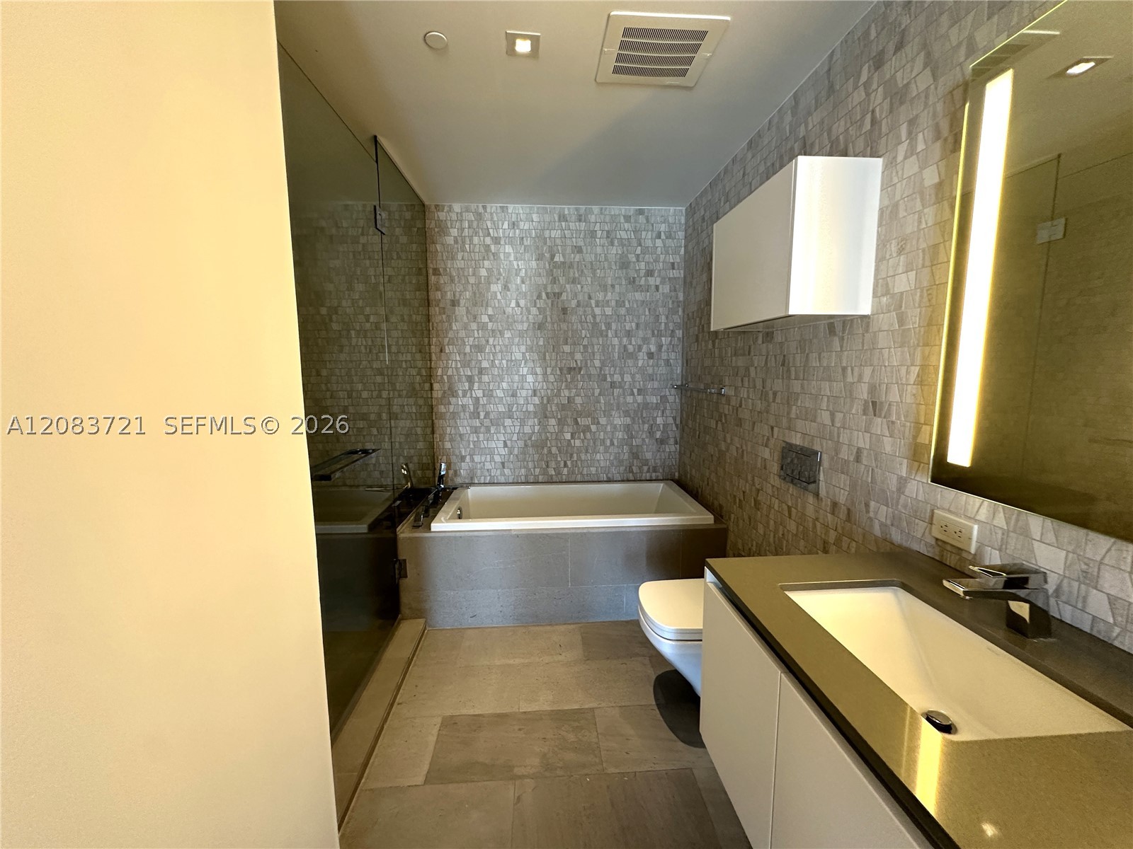 88 SW 7th St #2806, Miami FL 33130