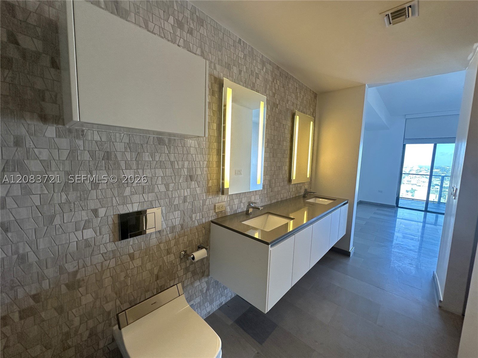 88 SW 7th St #2806, Miami FL 33130