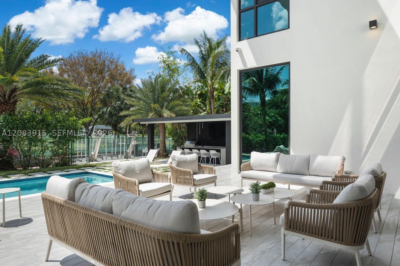 521 Holiday Dr, Hallandale Beach FL 33009