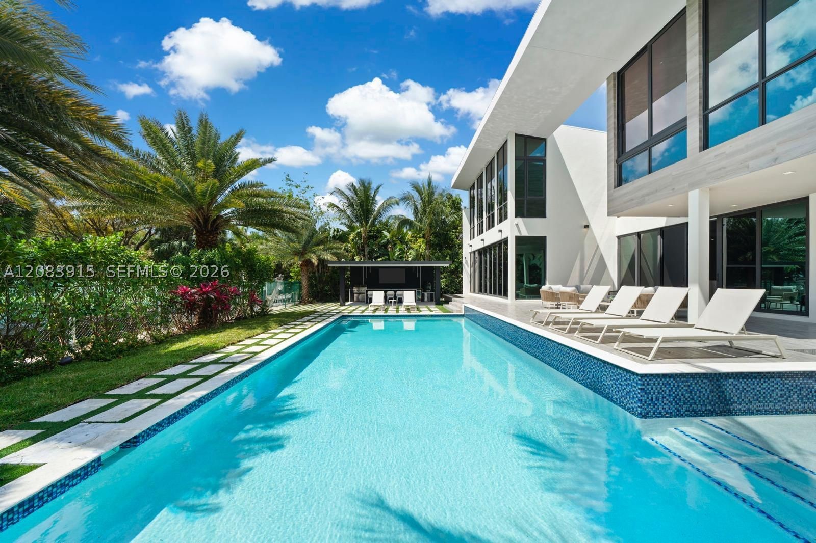 521 Holiday Dr, Hallandale Beach FL 33009