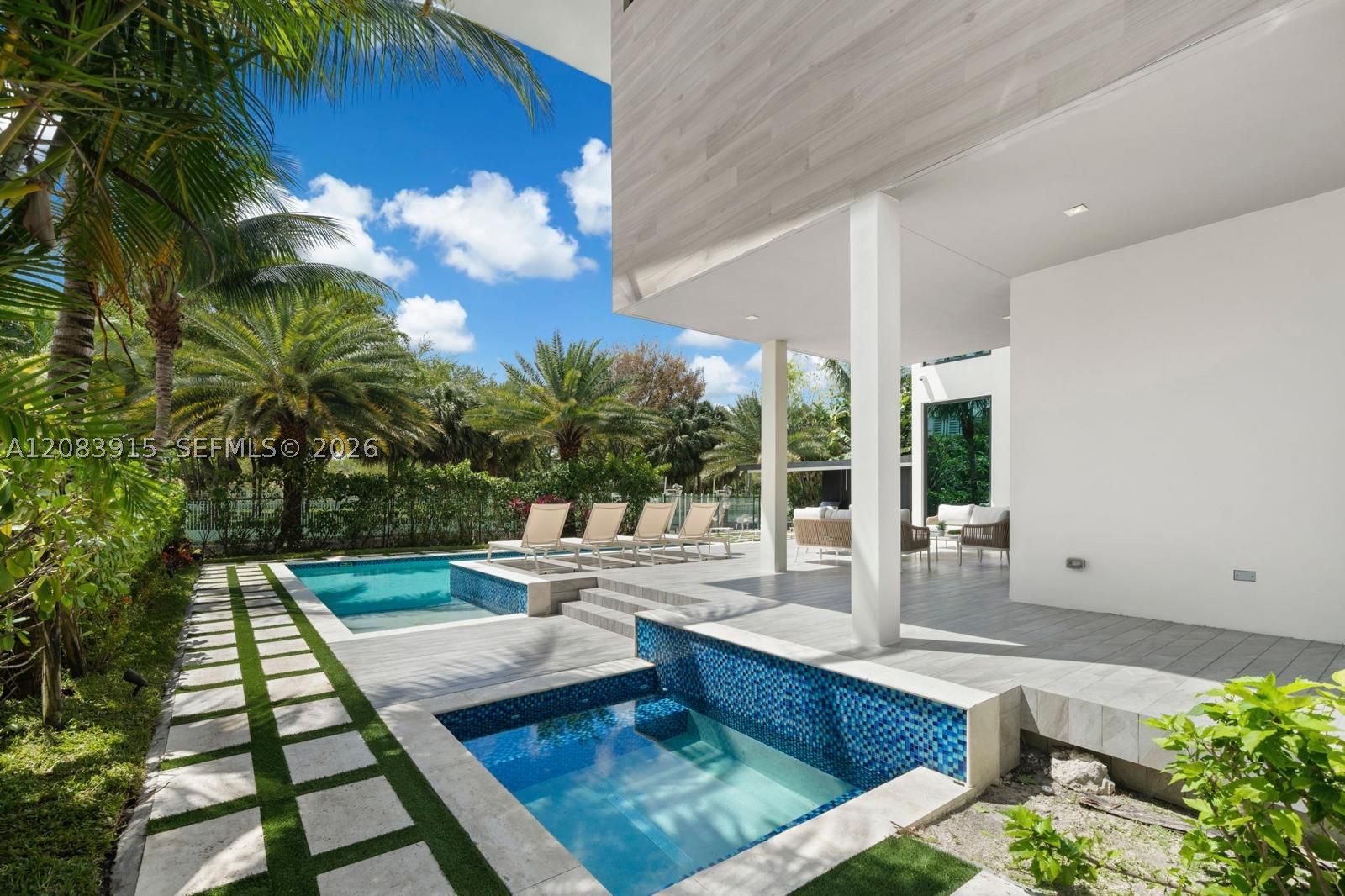 521 Holiday Dr, Hallandale Beach FL 33009