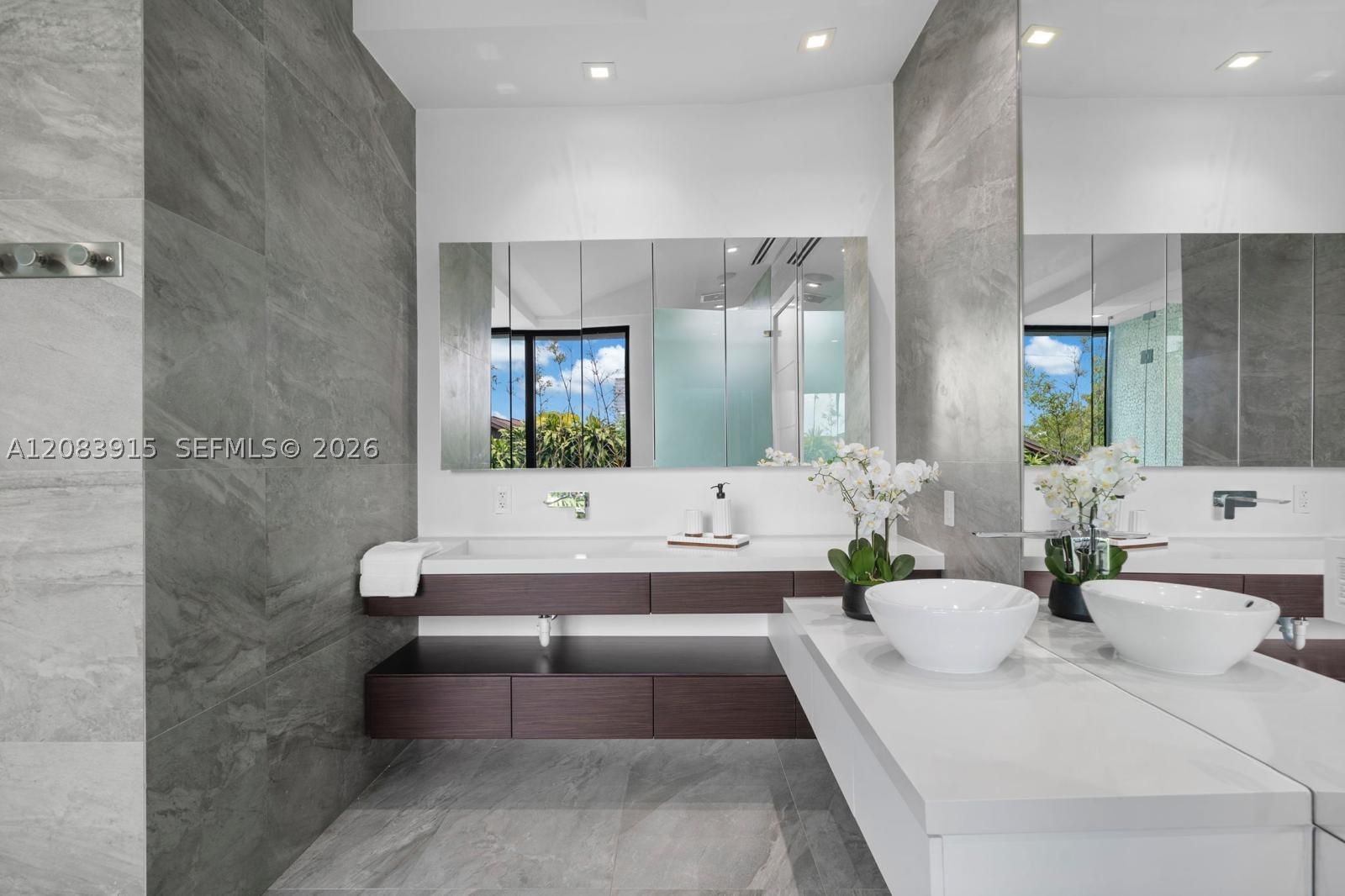 521 Holiday Dr, Hallandale Beach FL 33009