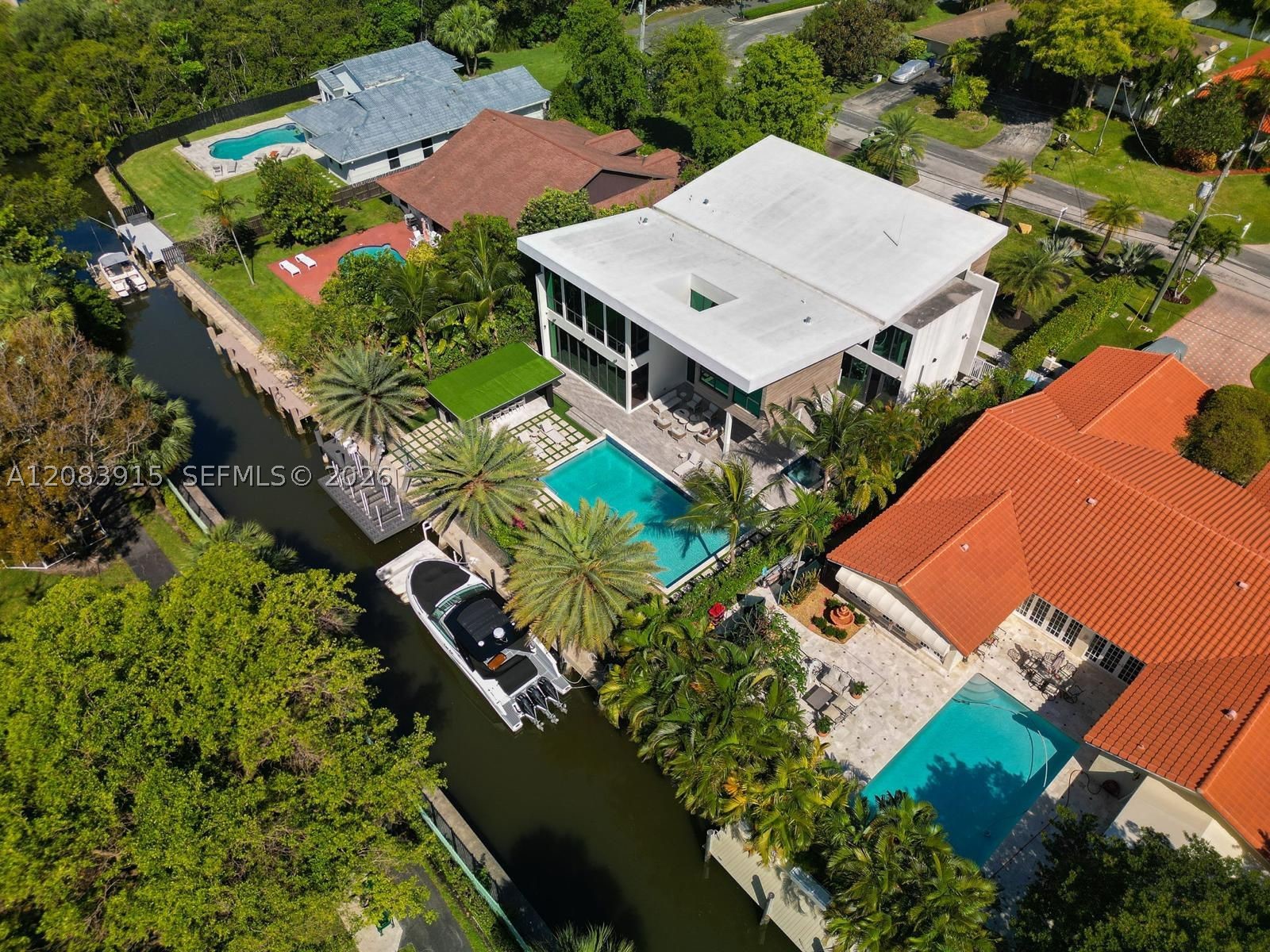 521 Holiday Dr, Hallandale Beach FL 33009
