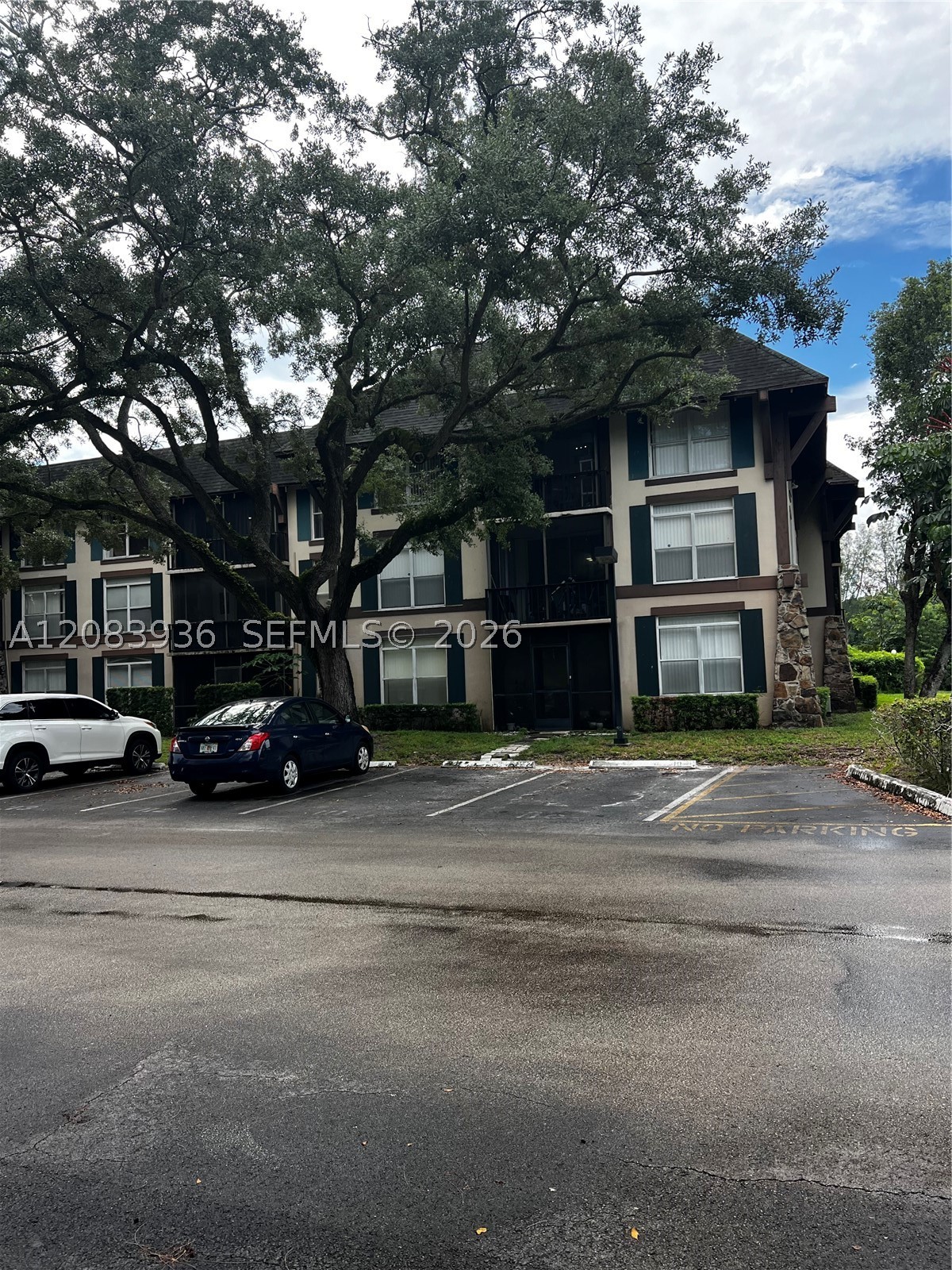 3720 Inverrary Dr #1W, Lauderhill FL 33319