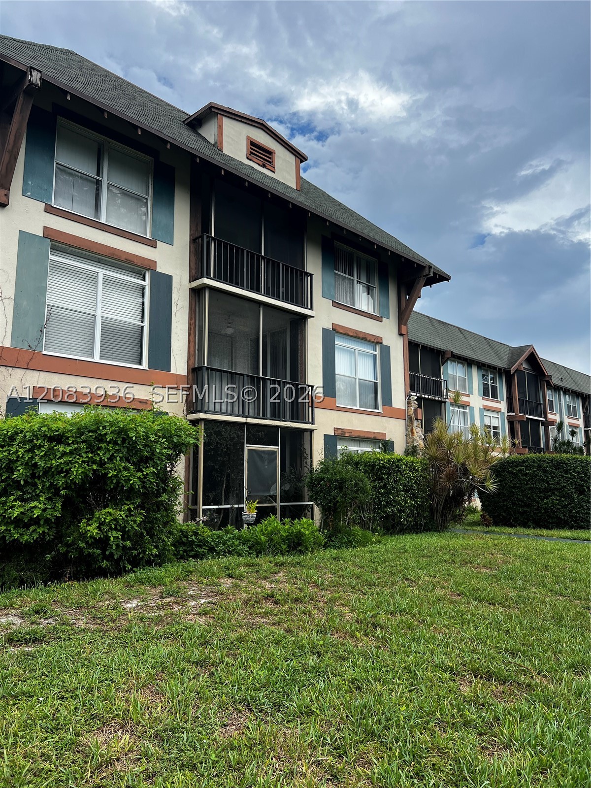 3720 Inverrary Dr #1W, Lauderhill FL 33319