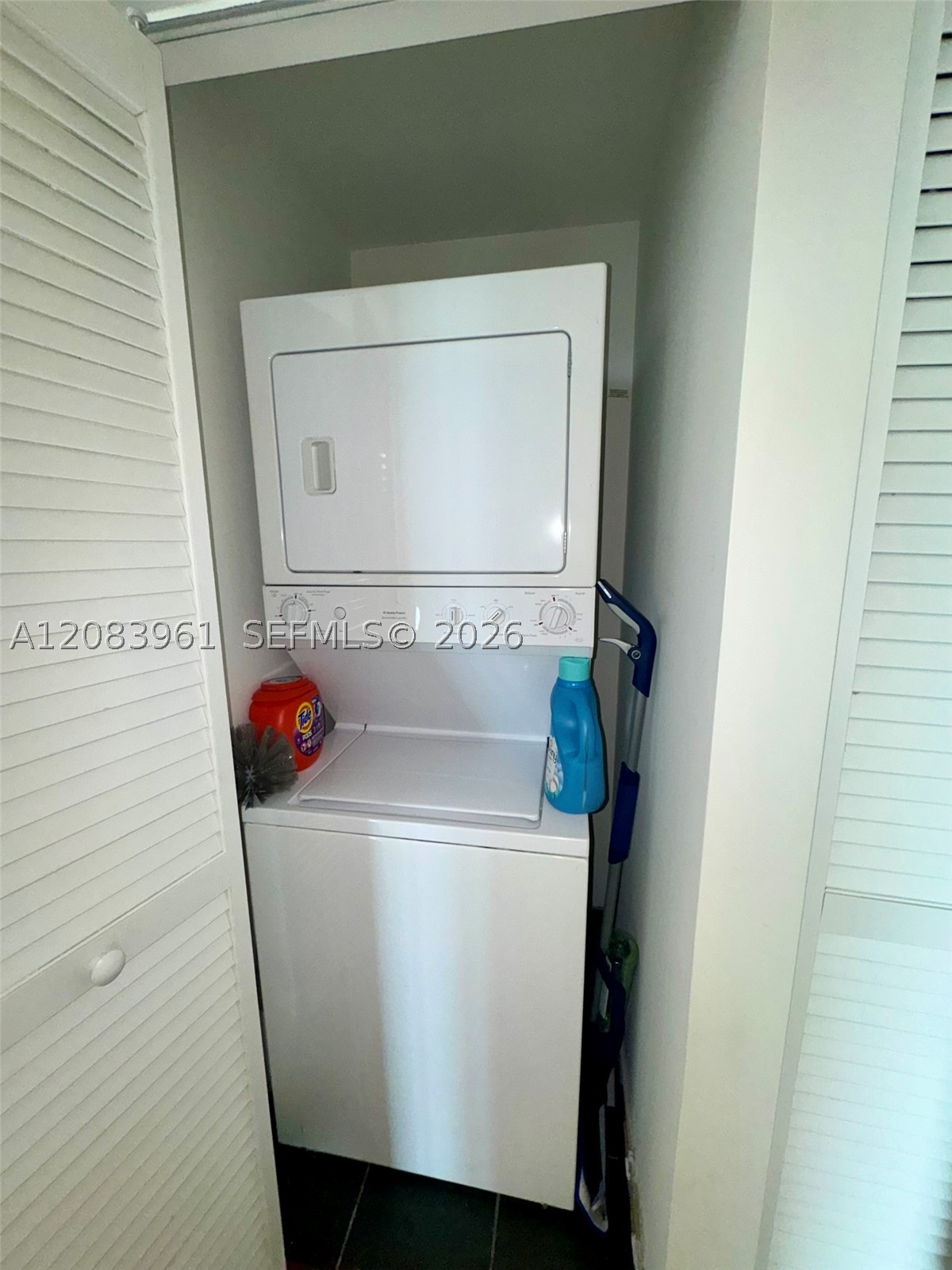 79 SW 12th St #1502, Miami FL 33130