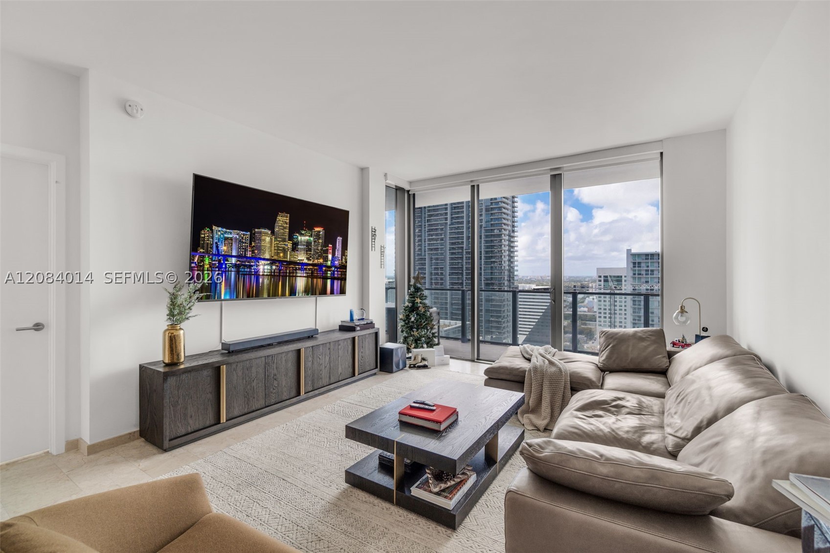 68 SE 6th St #2406, Miami FL 33131