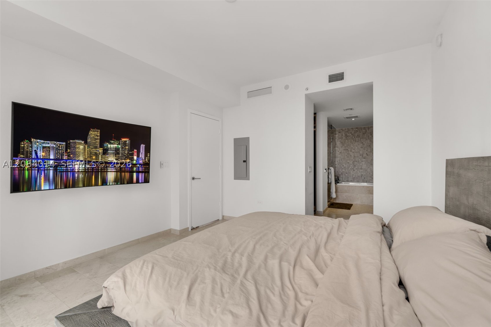68 SE 6th St #2406, Miami FL 33131