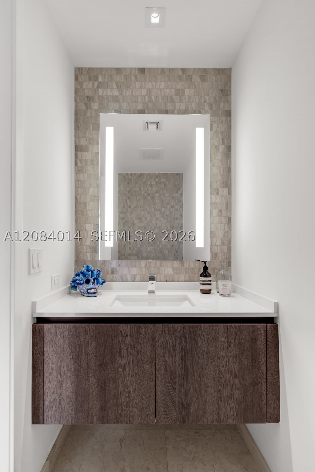 68 SE 6th St #2406, Miami FL 33131