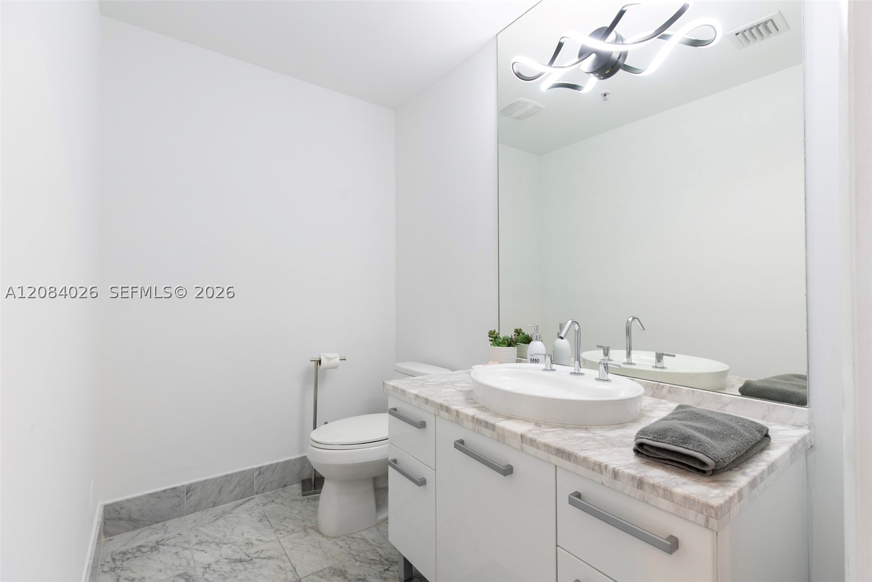 253 NE 2nd St #416, Miami FL 33132