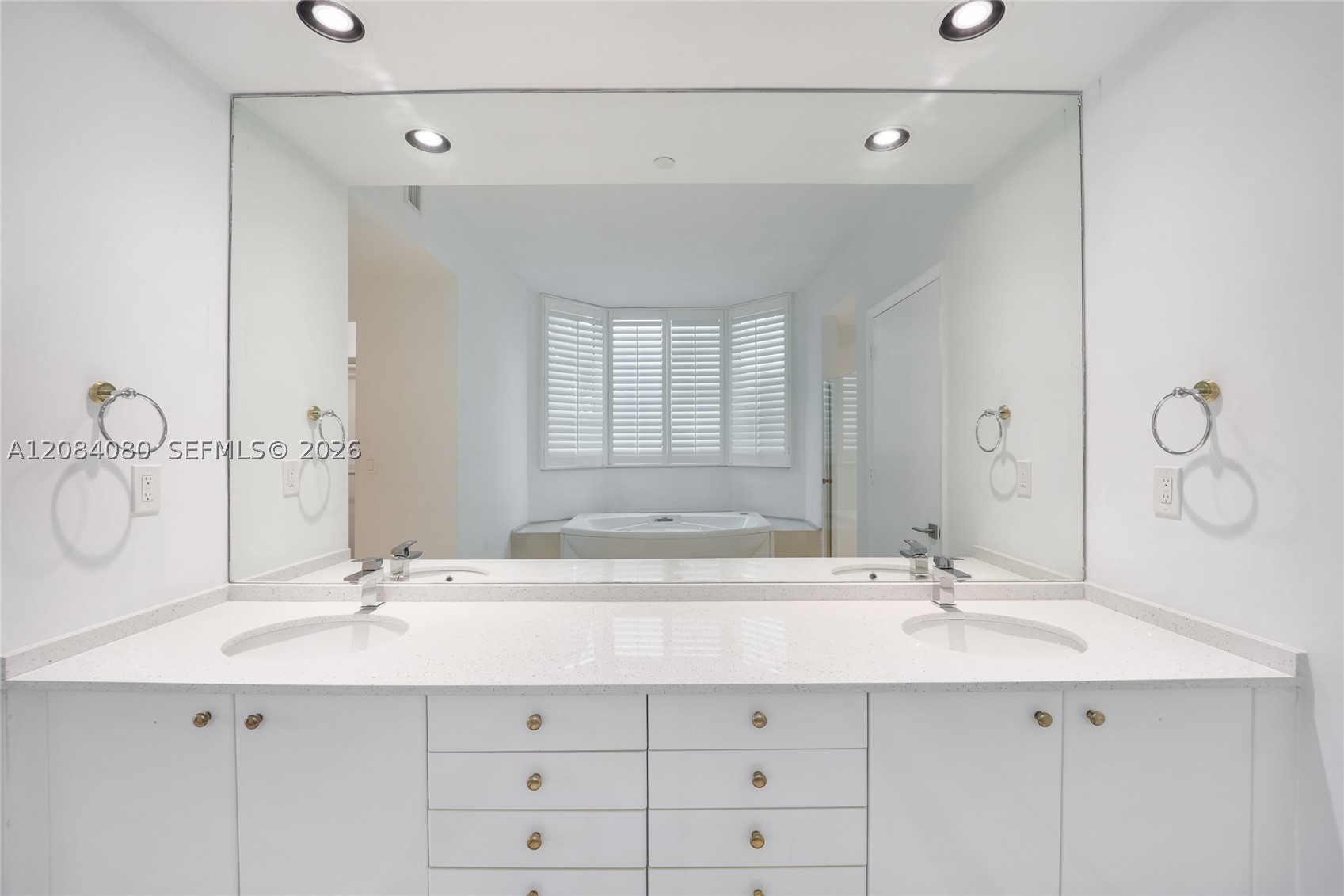 300 S Pointe Dr #303, Miami Beach FL 33139