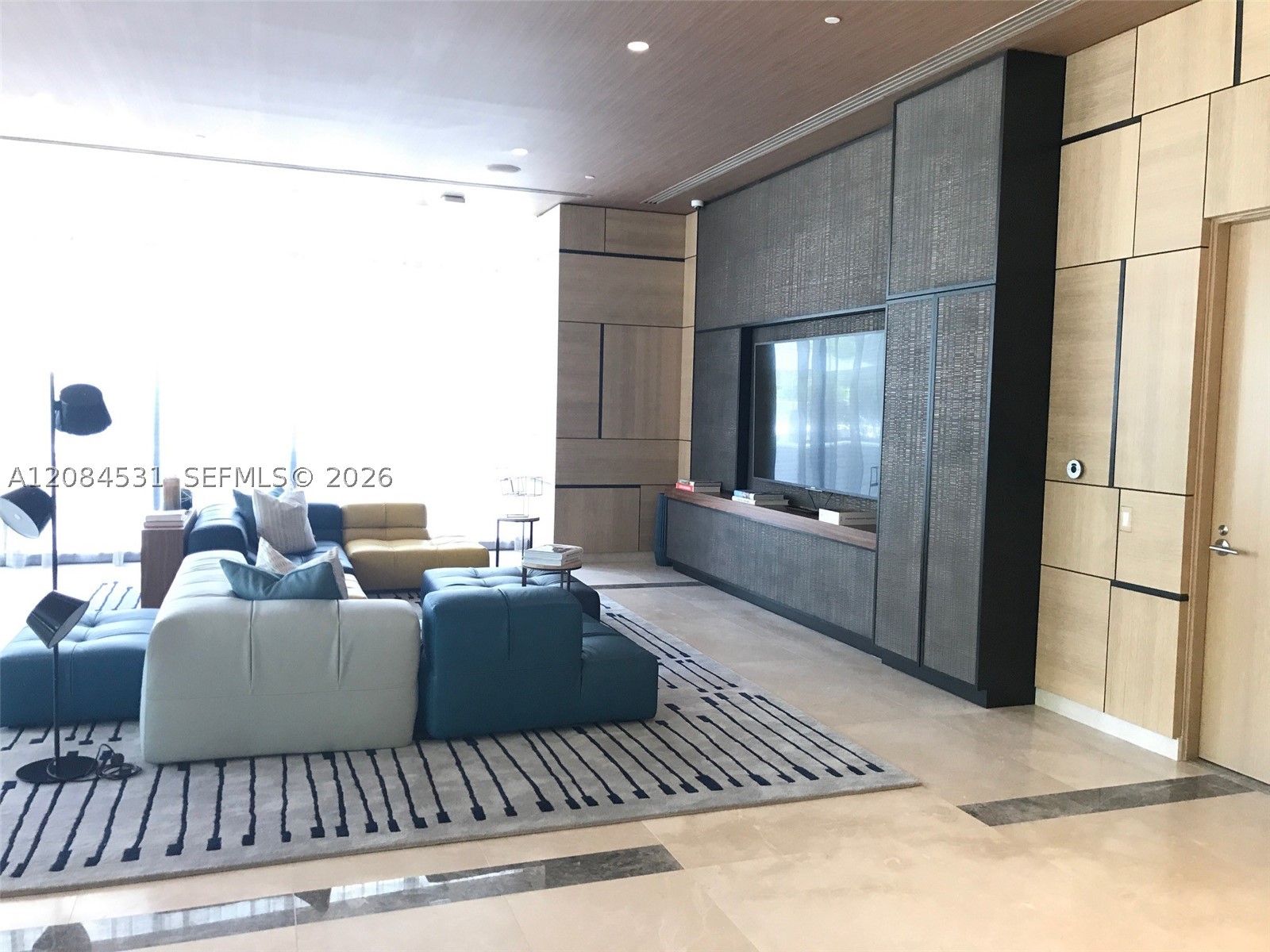 55 SW 9th St #2807, Miami FL 33130