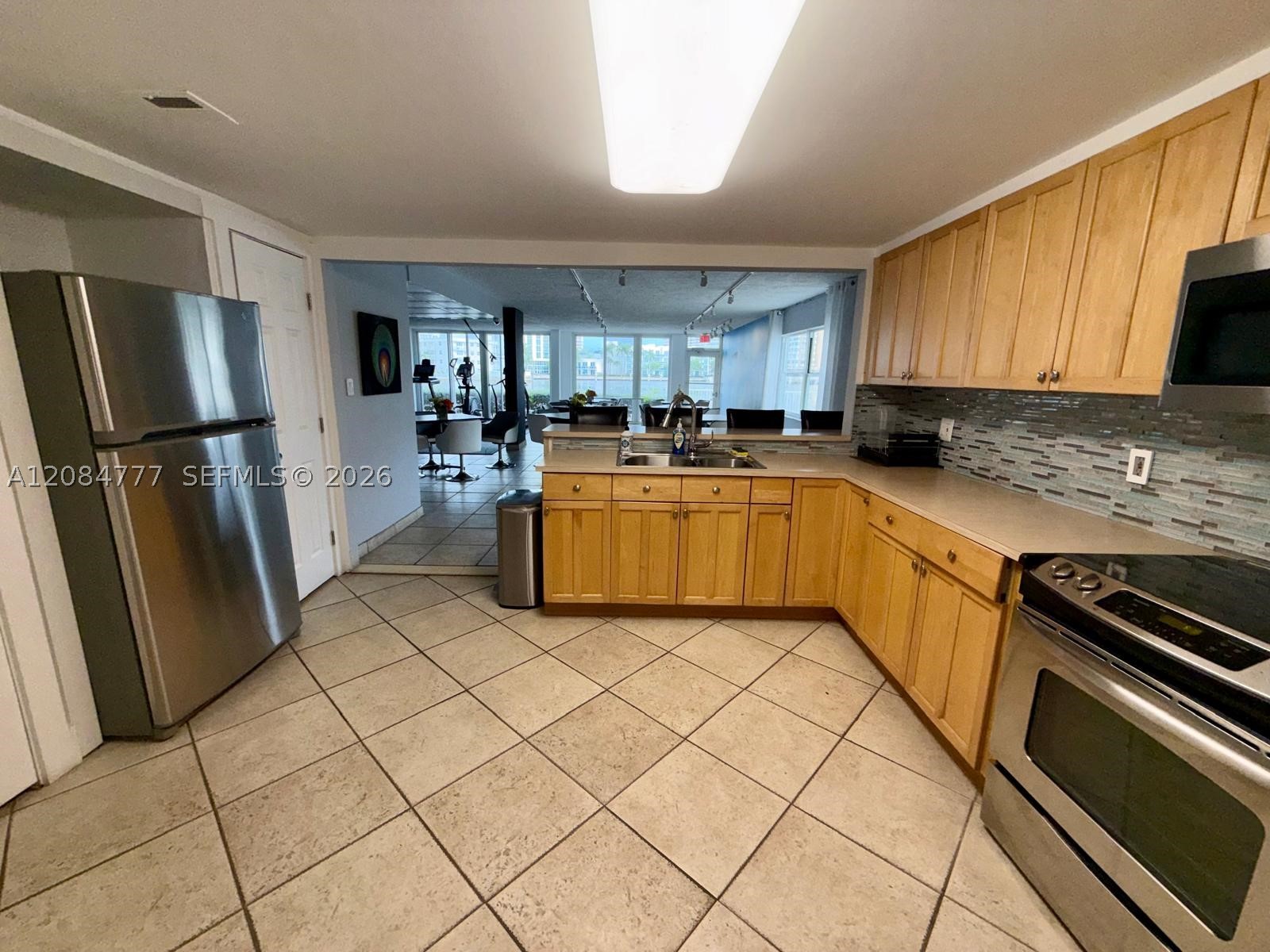 121 Golden Isles Dr #G2, Hallandale Beach FL 33009