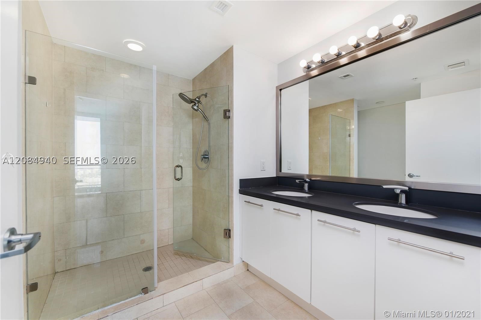 90 SW 3rd St #4004, Miami FL 33130