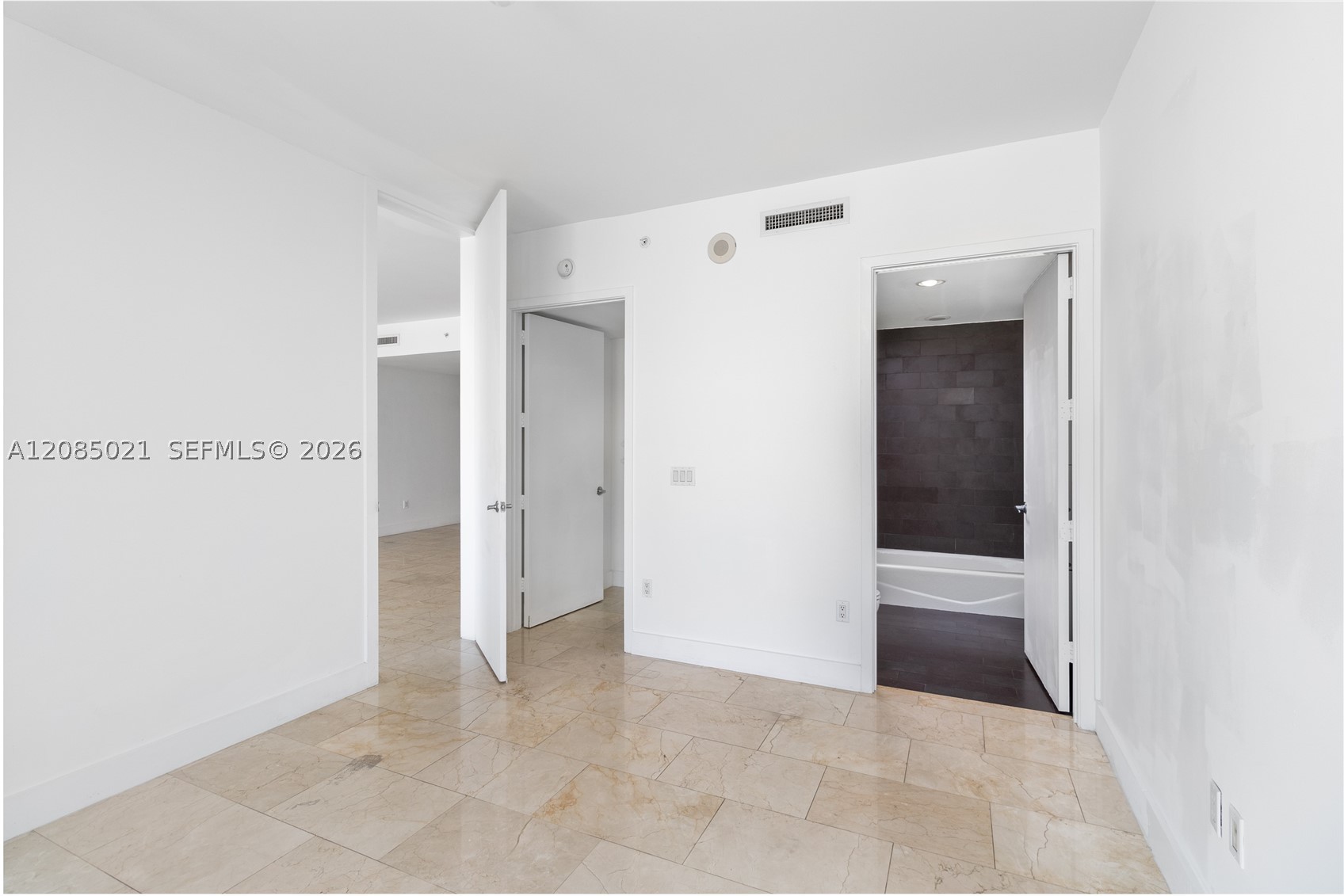 1040 Biscayne Blvd #1806, Miami FL 33132