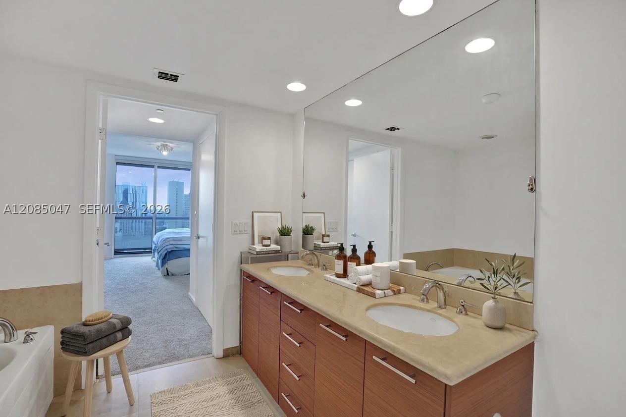 50 Biscayne Blvd #2801, Miami FL 33132