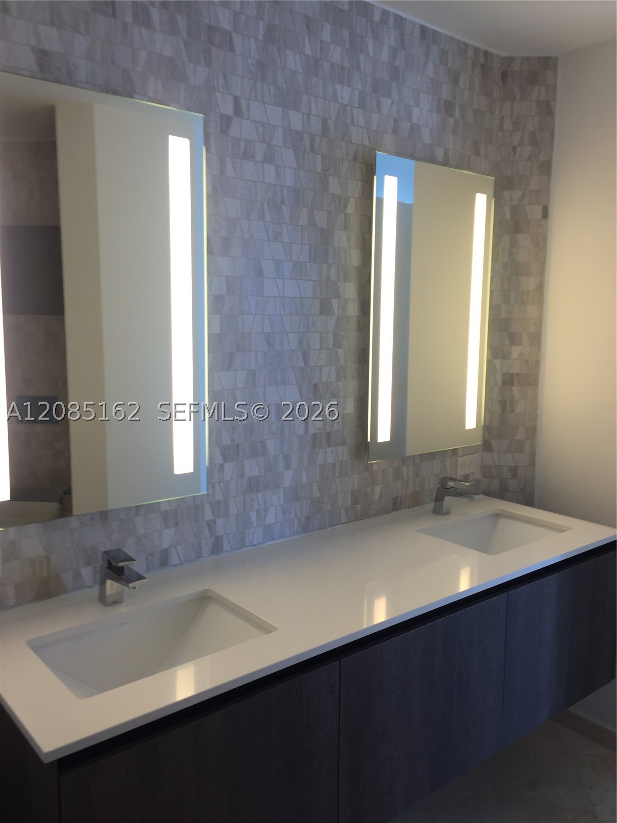 68 SE 6th St #2202, Miami FL 33131
