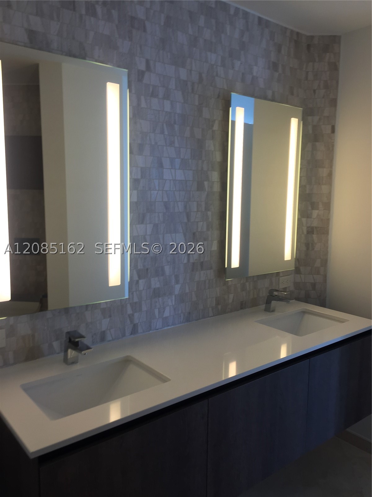 68 SE 6th St #2202, Miami FL 33131