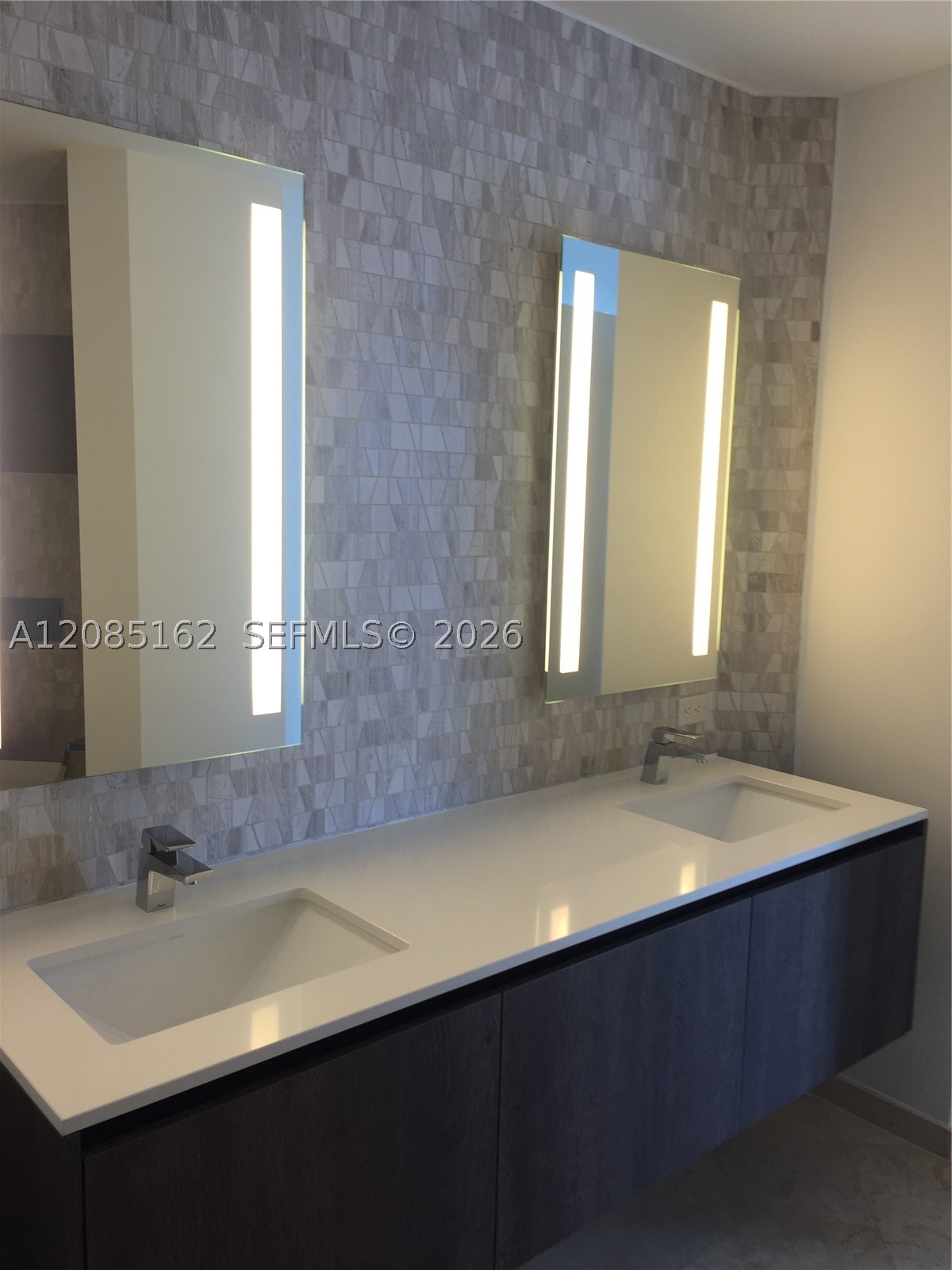 68 SE 6th St #2202, Miami FL 33131