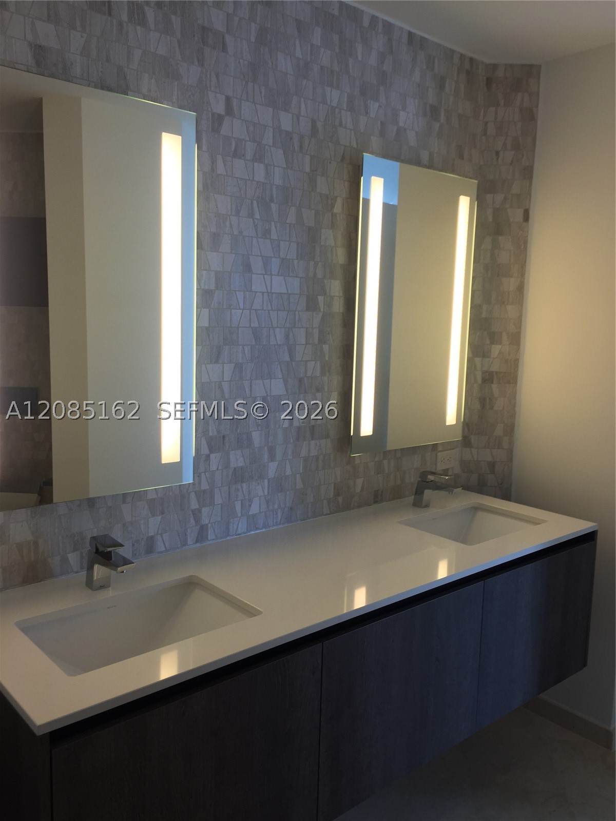 68 SE 6th St #2202, Miami FL 33131