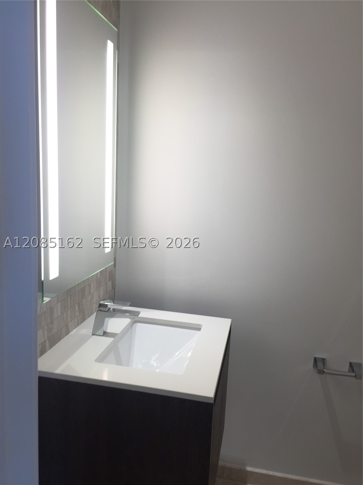 68 SE 6th St #2202, Miami FL 33131