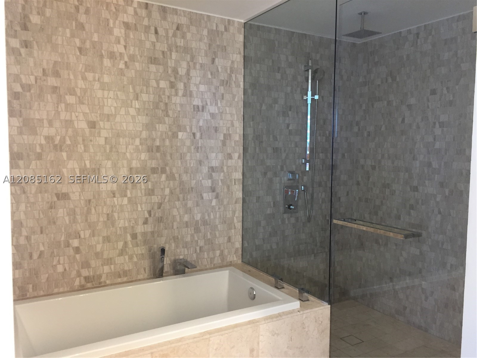 68 SE 6th St #2202, Miami FL 33131