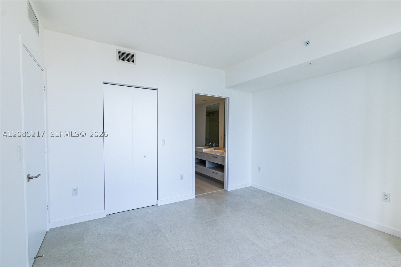 45 SW 9th St #3302, Miami FL 33130