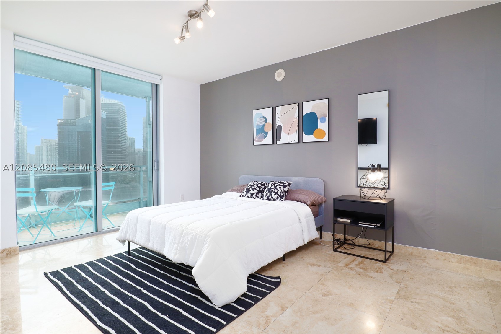 90 SW 3rd St #3002, Miami FL 33130