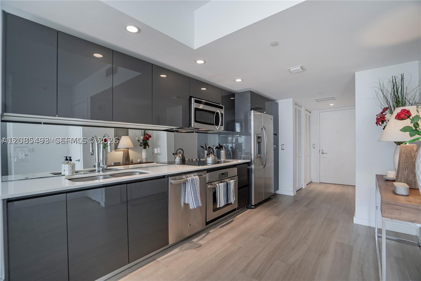 31 SE 6th St #2205, Miami FL 33131