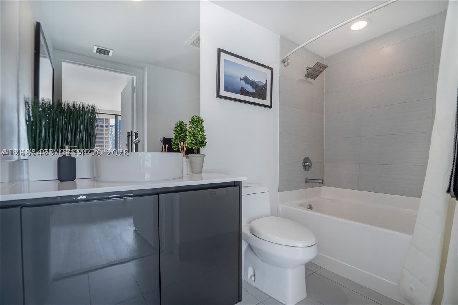 31 SE 6th St #2205, Miami FL 33131