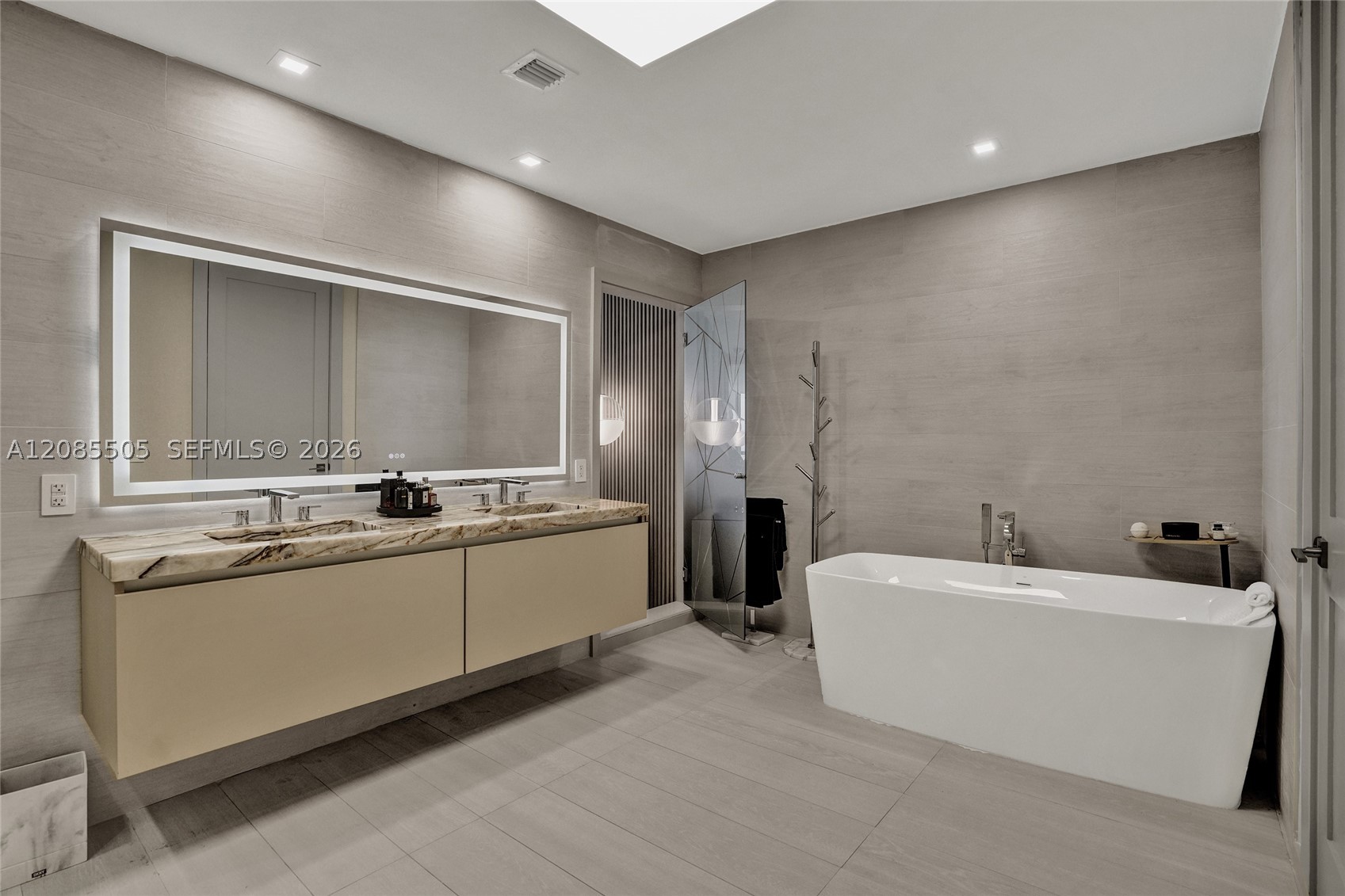 1100 Biscayne Blvd #6303, Miami FL 33132