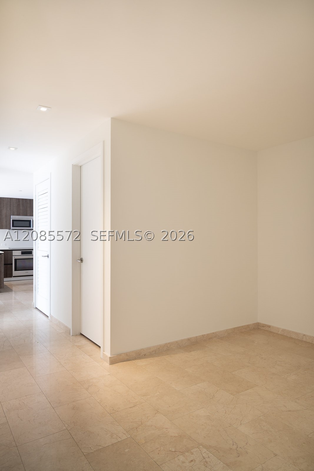 68 SE 6th St #2404, Miami FL 33131