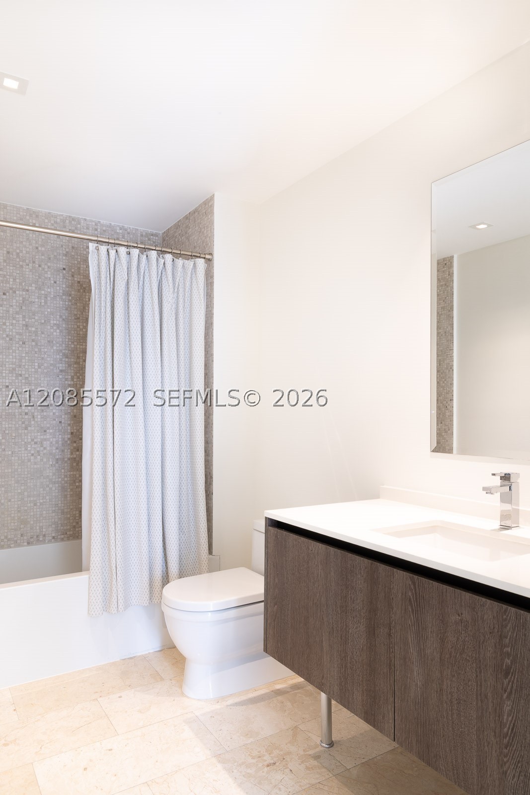 68 SE 6th St #2404, Miami FL 33131