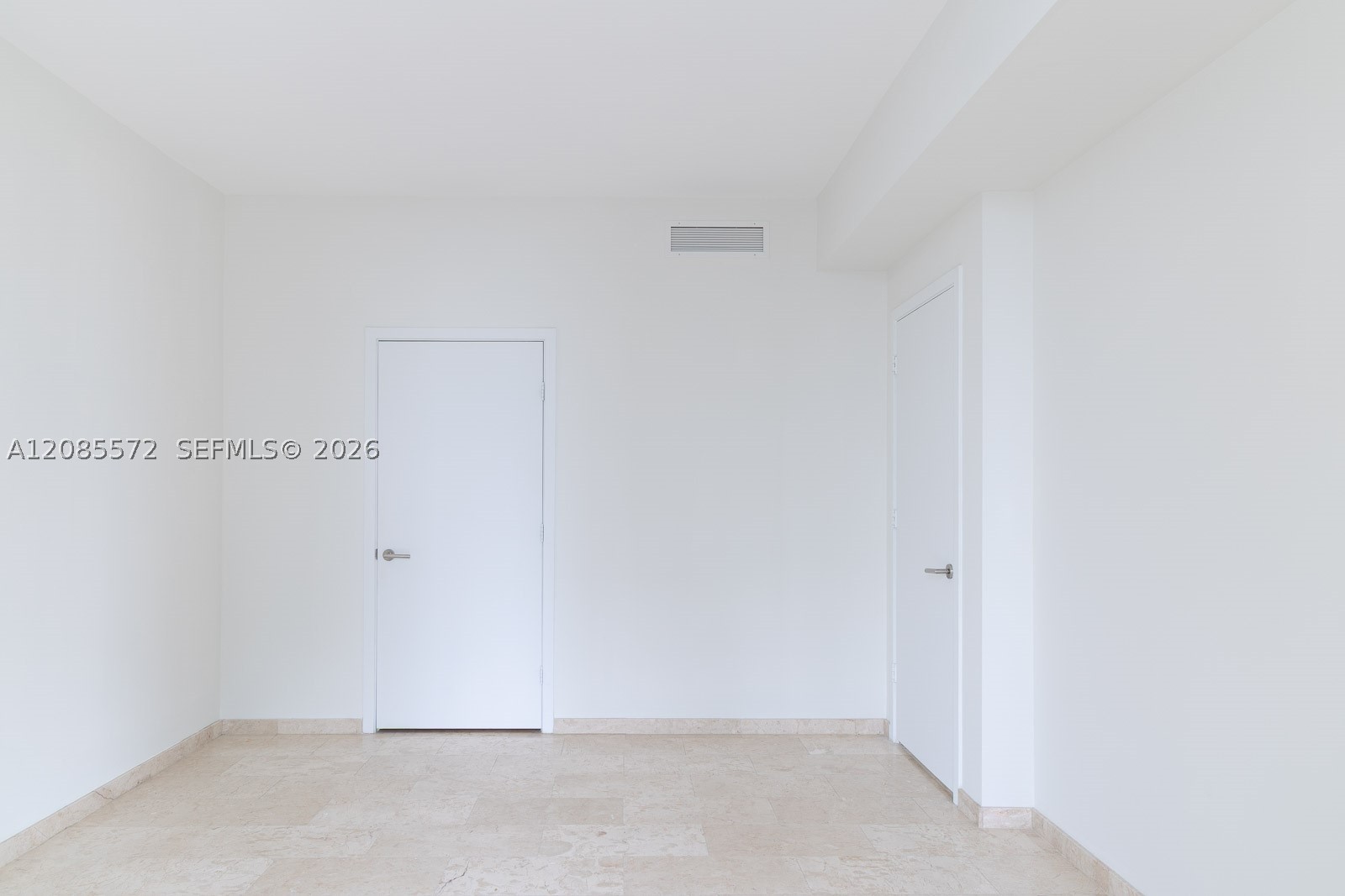 68 SE 6th St #2404, Miami FL 33131