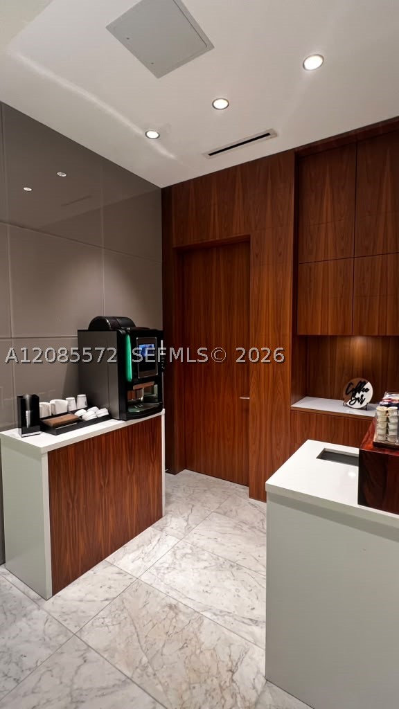 68 SE 6th St #2404, Miami FL 33131