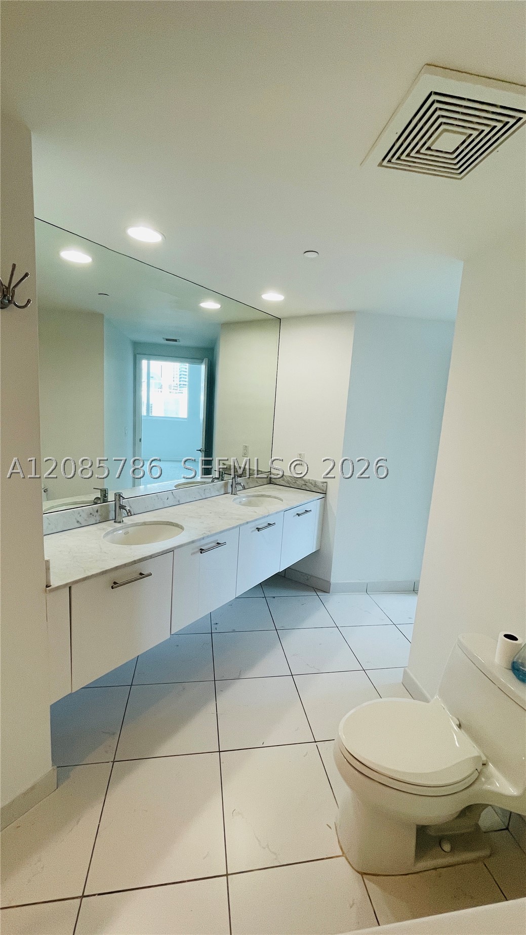 55 SE 6th St #2702, Miami FL 33131