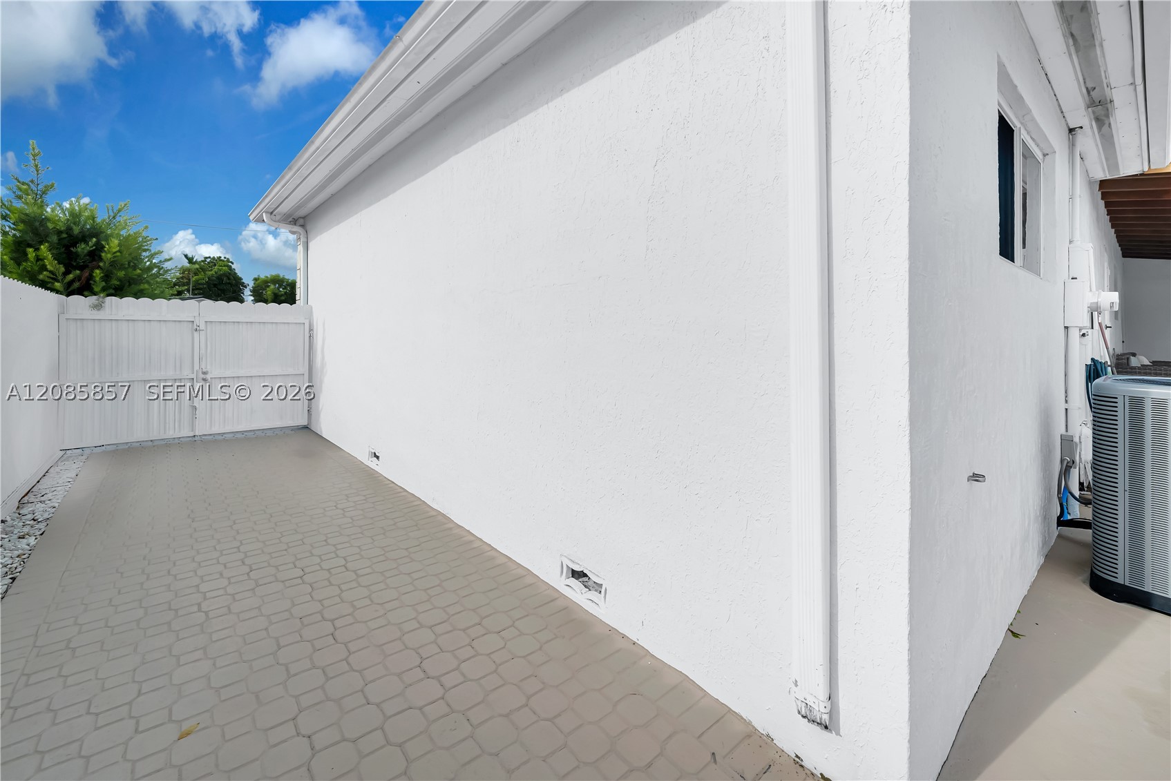 9365 SW 44th St, Miami FL 33165
