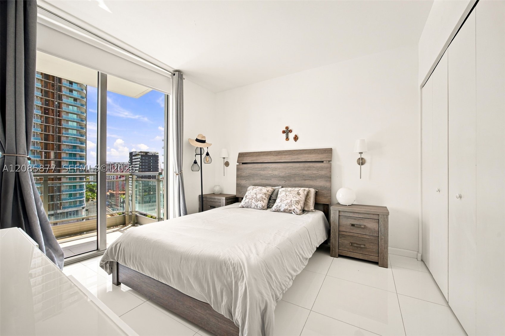 92 SW 3rd St #2004, Miami FL 33130