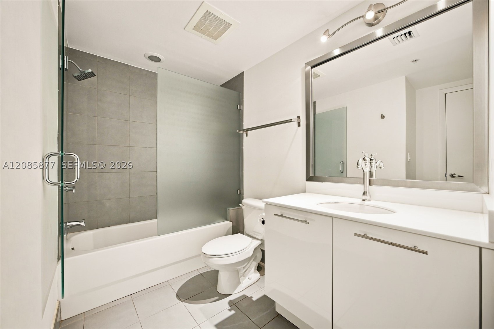 92 SW 3rd St #2004, Miami FL 33130