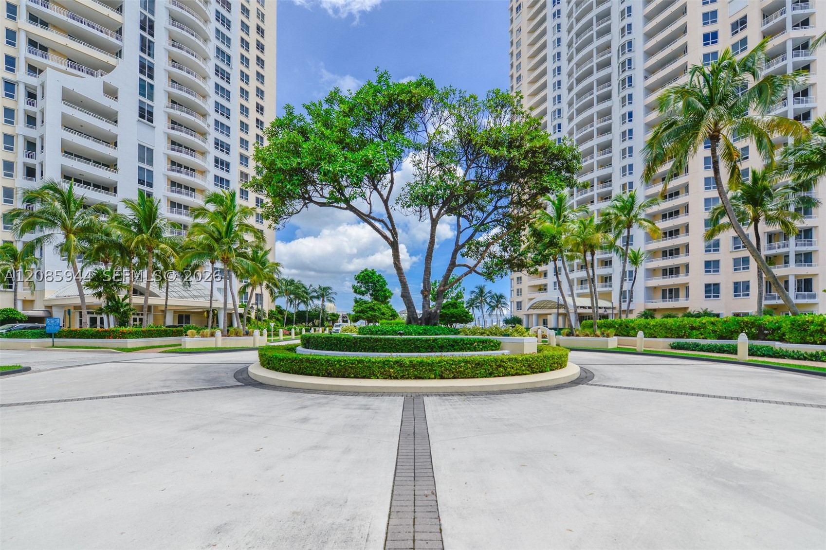 848 Brickell Key Dr #2702, Miami FL 33131