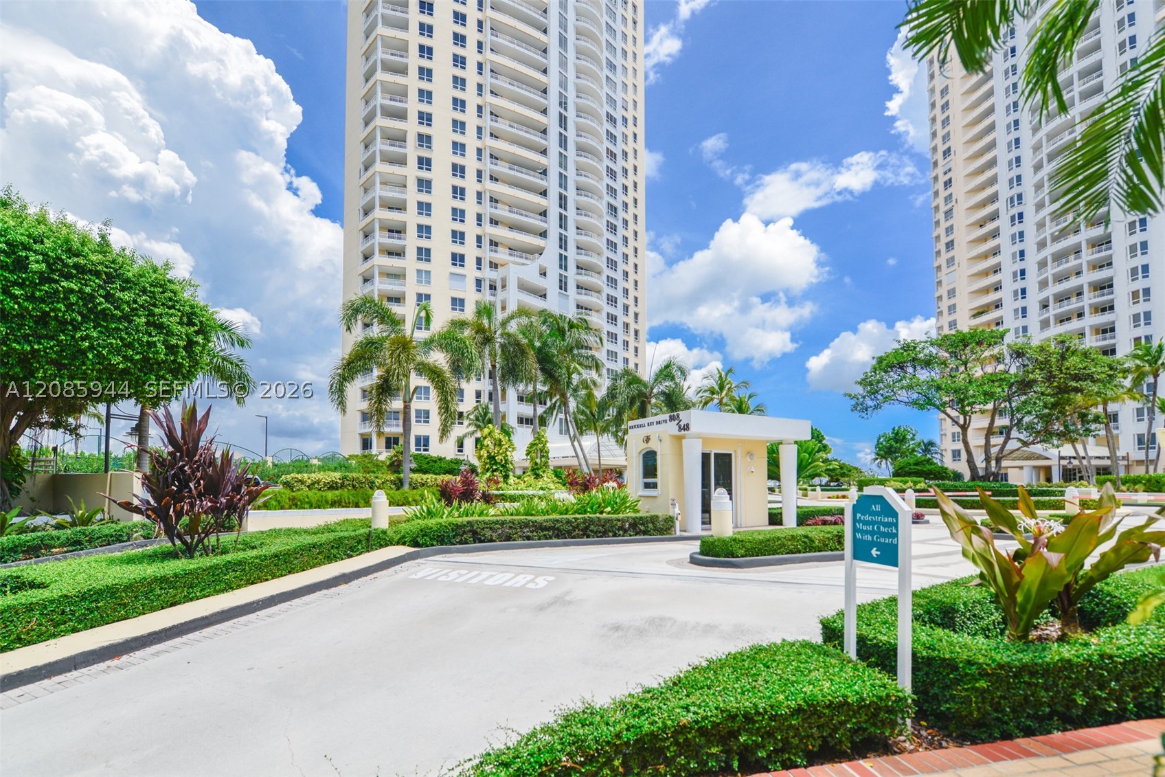 848 Brickell Key Dr #2702, Miami FL 33131